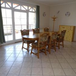 Erkélyes apartman konyha ebédlővel